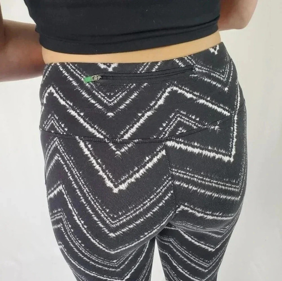 Athleta Zig Zag Relay Capri Leggings - Medium - Picture 9 of 10